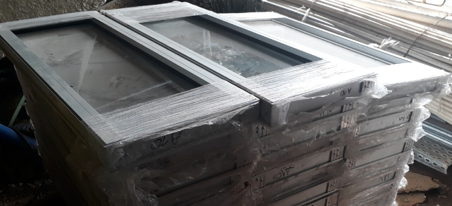 Ventana fija de aluminio y vidrio 1,69x0,39